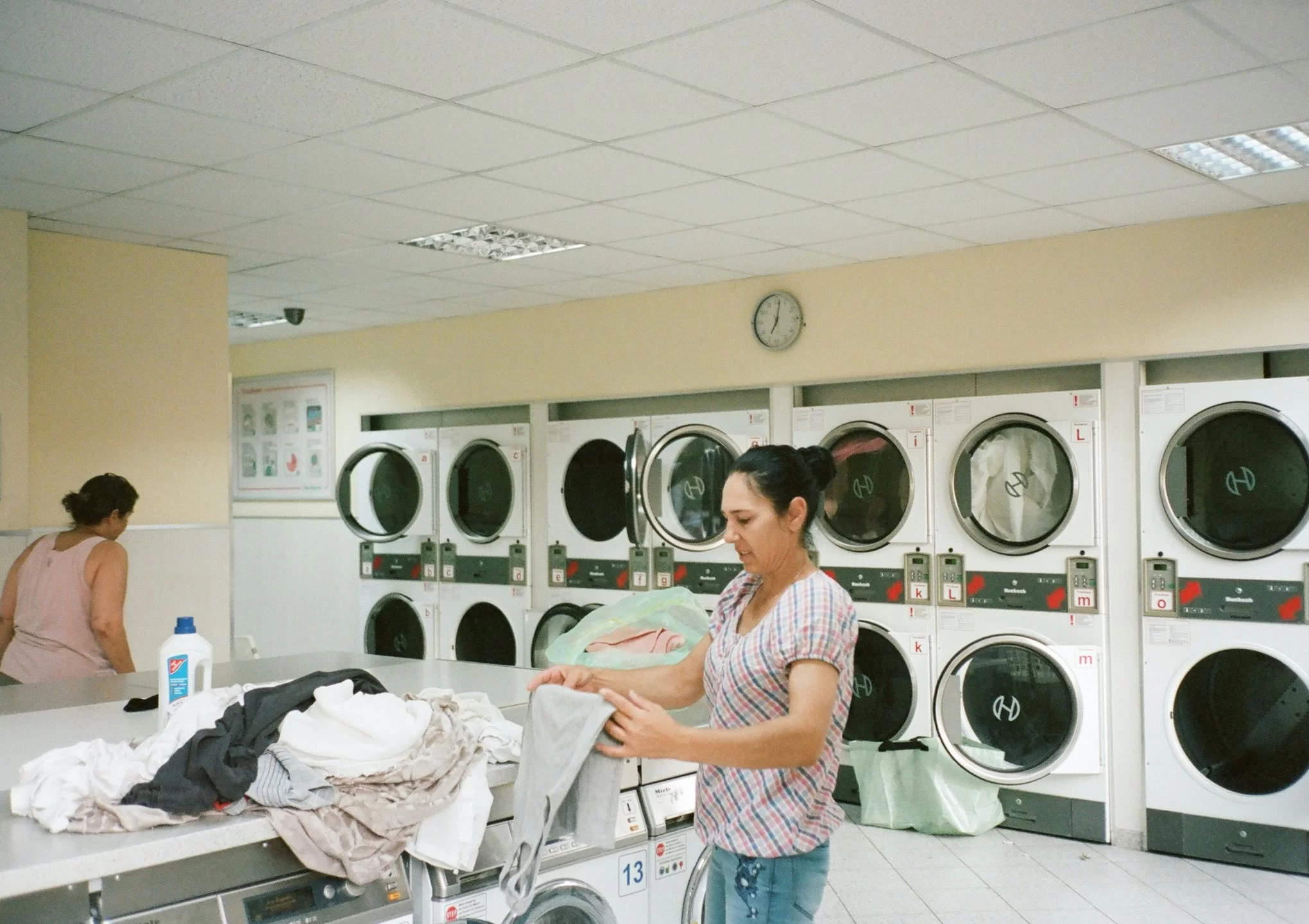 customers-are-doing-their-laundry-in-the-coin-laundry-shop-Post-Featured-Image